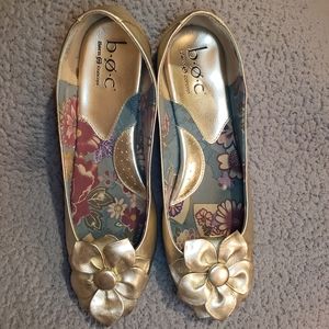 B.O.C. gold flats with flower on toe size 9.5  EUC